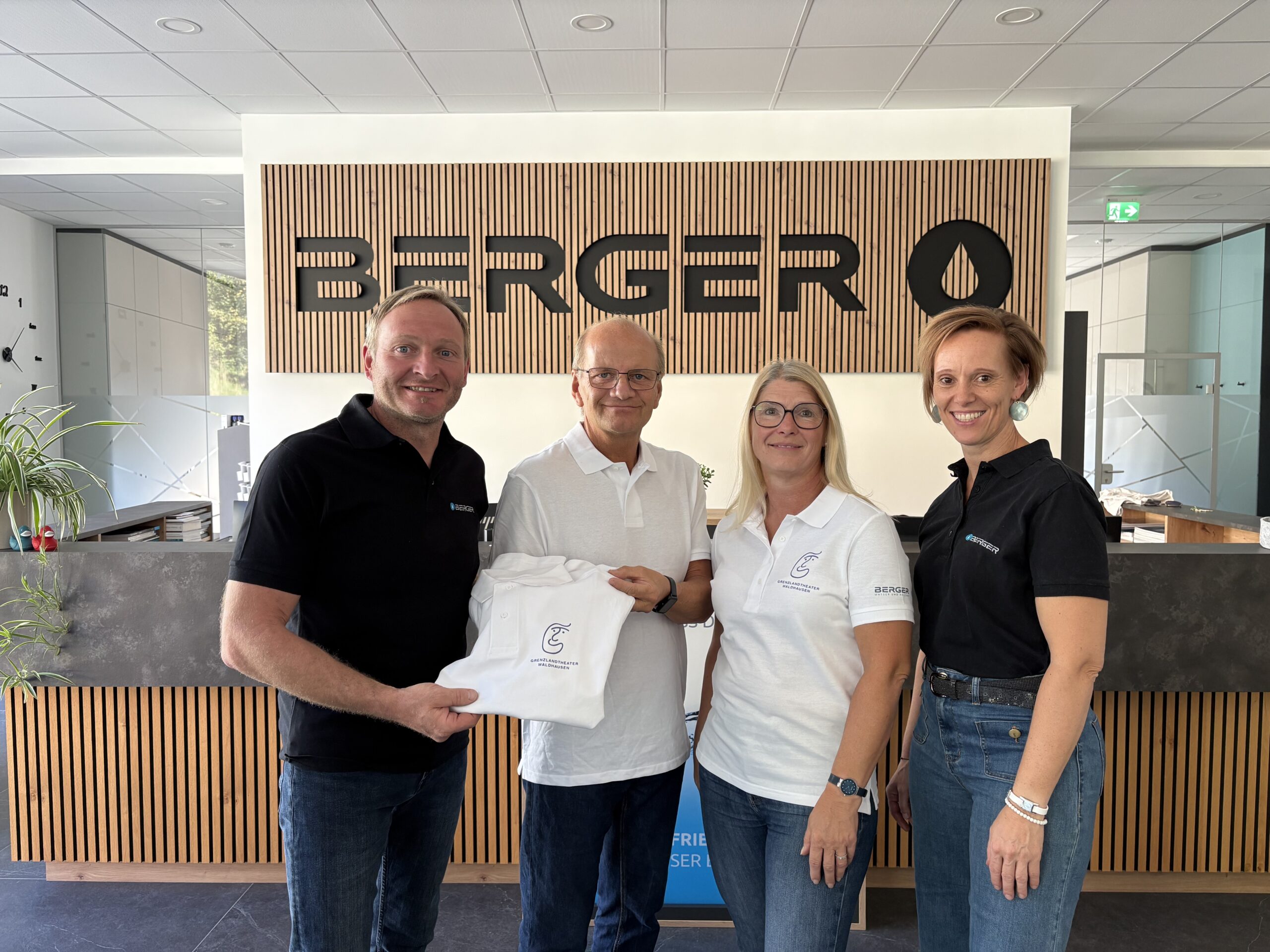 T-Shirt Übergabe Berger